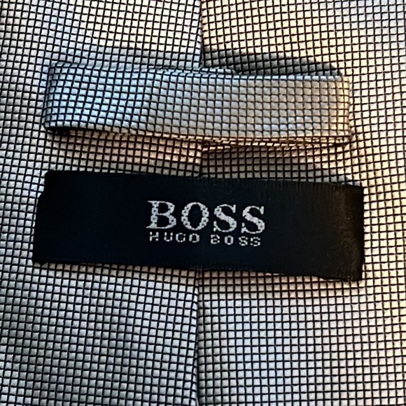Hugo Boss 100% Silk micro patterned silver black men’s tie - Picture 4 of 5
